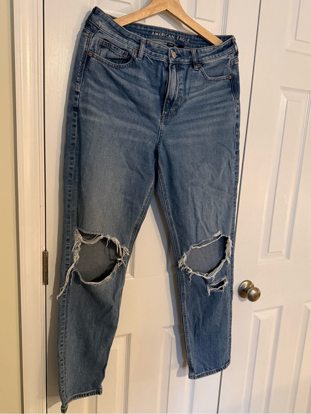 American Eagle Outfitters Mom Jeans Strigid High-Rise Ripped Jeans 10L